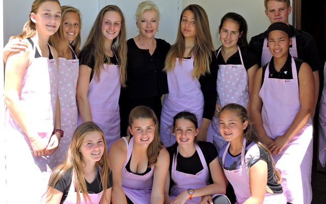 Die groep flukse kelnerinne en kelner saam met Sandra Prinsloo, 4de van links (Foto: Luzaan Botha)  